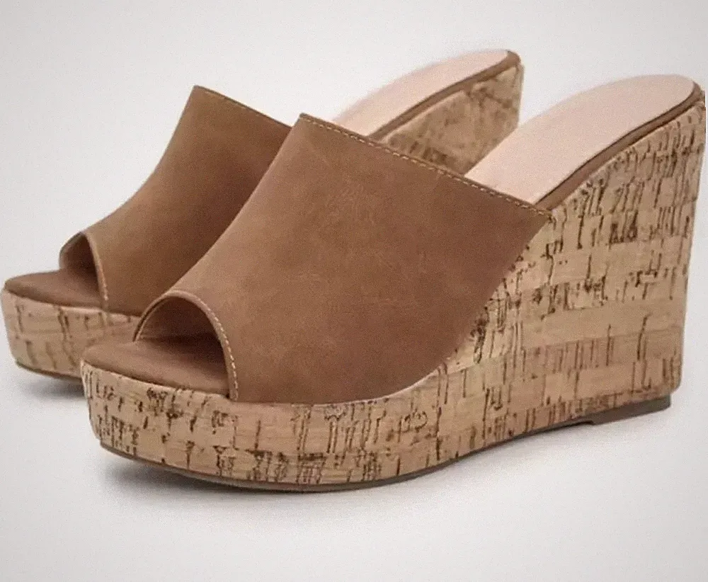 Clogs Clogs mit 11 cm hohem Keilabsatz Korkeffekt braunes Band Cf5137
