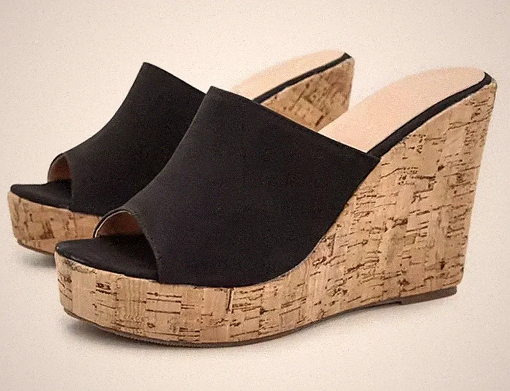 Clogs Clogs mit 11 cm hohem Keilabsatz Korkeffekt schwarzes Band Cf51375
