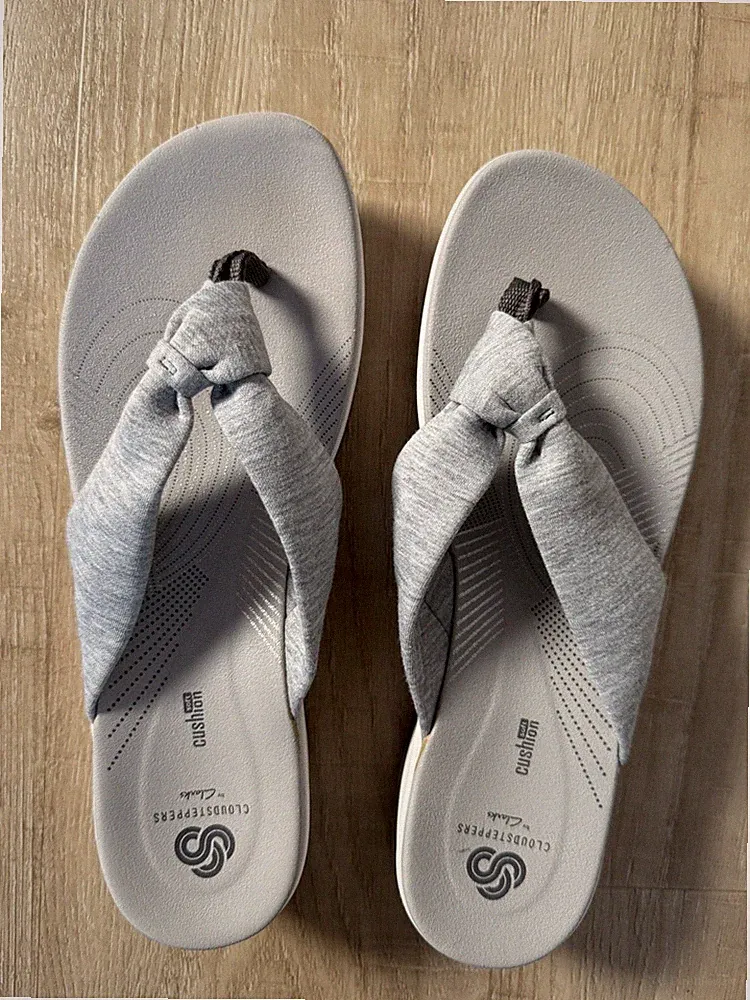 Cloudsteppers by Clarks gepolstert weicher Keilabsatz Flip Flop Gr. 41 grau soft