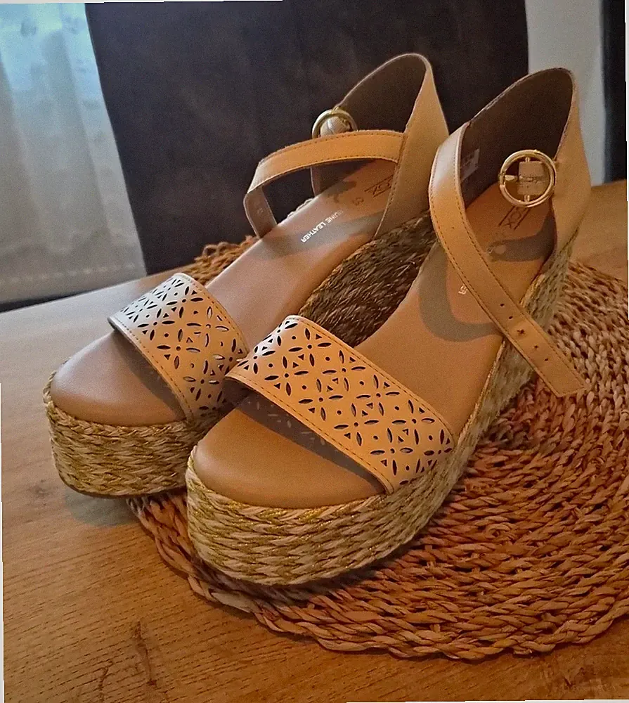 Cox Damen Keilsandalen aus Leder Beige/Gold, hoher Keilabsatz, Schnalle 41