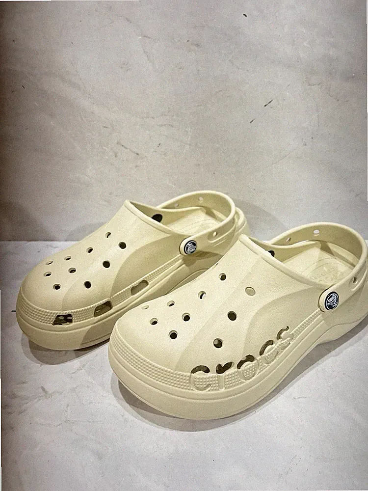 Crocs Baya Plateau Keilabsatz Clogs - schöne cremefarbene Farbe - Unisex Größe UK 9
