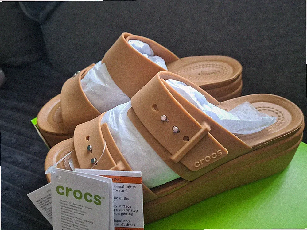 Crocs Damen Brooklyn Schnalle niedriger Keilabsatz Plateau Sandalen Größe 7 Latte braun
