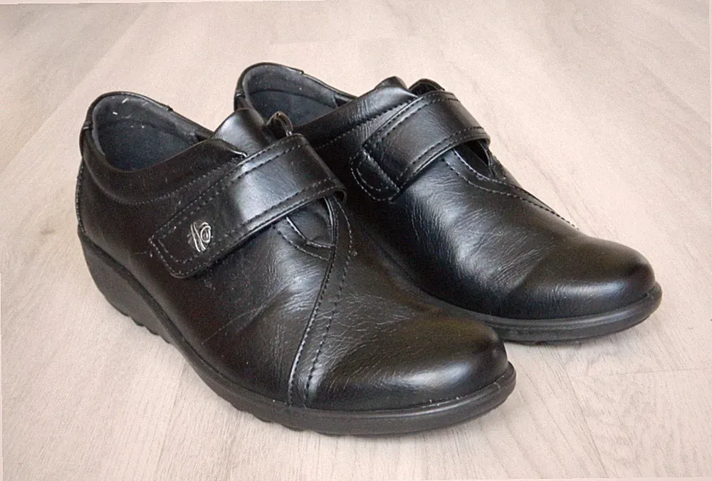 CushionWalk Damen-Loafer mit niedrigem Absatz Keilabsatz schwarz Größe 8/42