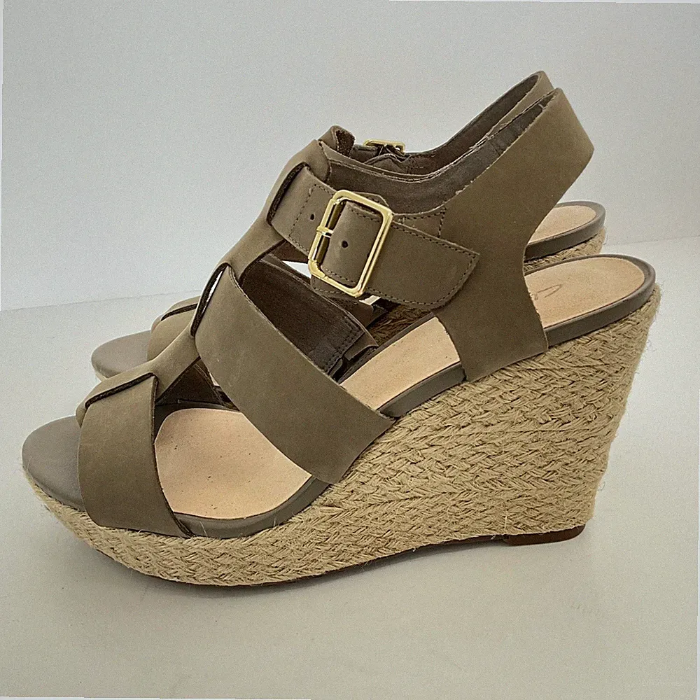 Damen Clarks Sandalen Größe 5D EU 38 Keilabsatz oliv/salbeigrün Riemchen Schnalle