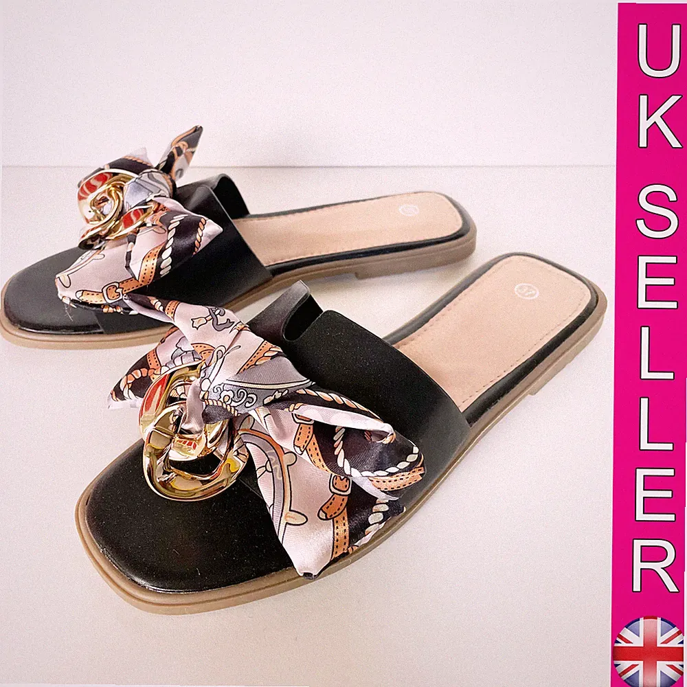 Damen flache Slipper Gold Kette Band Schleife Design Sommer Sliders Sandalen Schuhe