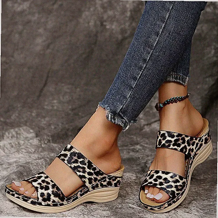 Damen Hausschuhe Sandalen Slip On Schuhe Keilabsatz Pantoletten Casual Leopard