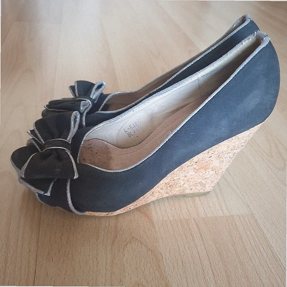 Damen Keilabsatz Schuhe Gr. 36 Schwarz Sommer Silber Schleife Gut Erhalten