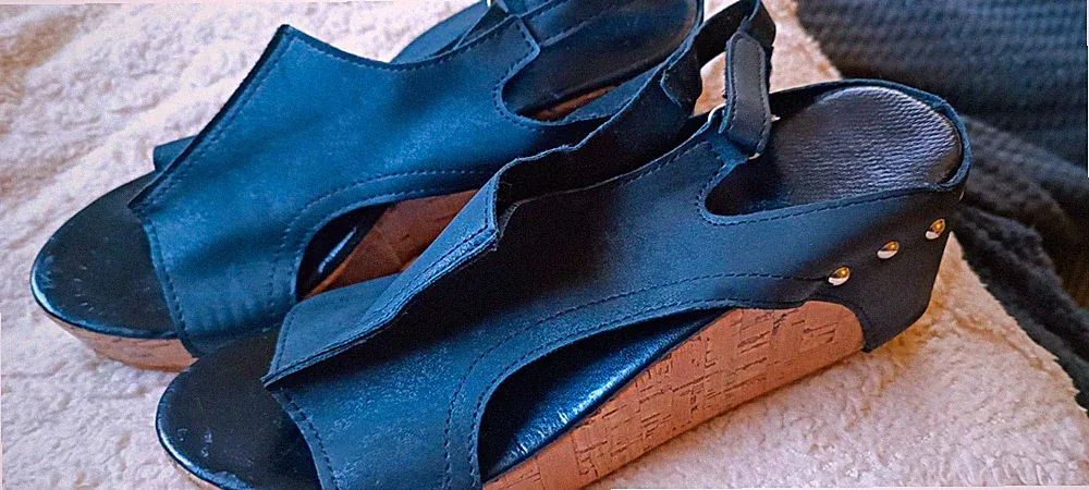 Damen Keilsandalen Keilabsatz schwarz/beige Korkoptik Nieten Kunstleder EU 38