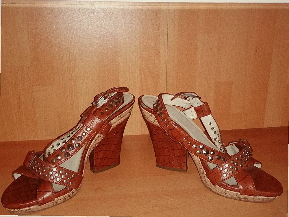 Damen NIETEN Sandalen BRAUNGr. 37