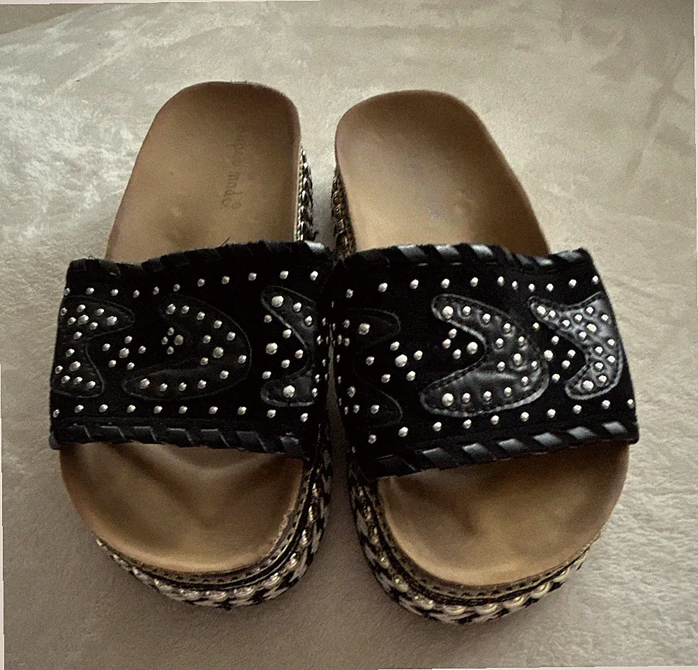 Damen Pantoletten Sandalen Schwarz EU 36 Kunstleder Nieten Keilabsatz Slip-On