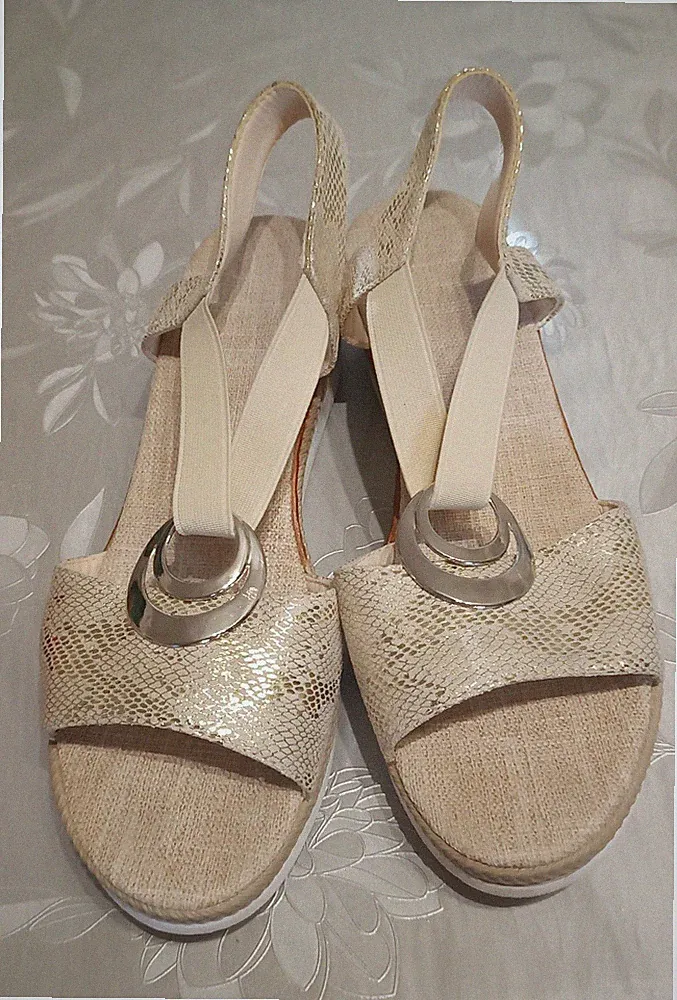 Damen Riemchen-Sandalen Keilabsatz Kunstleder gepolstert Beige/Silber EU 43