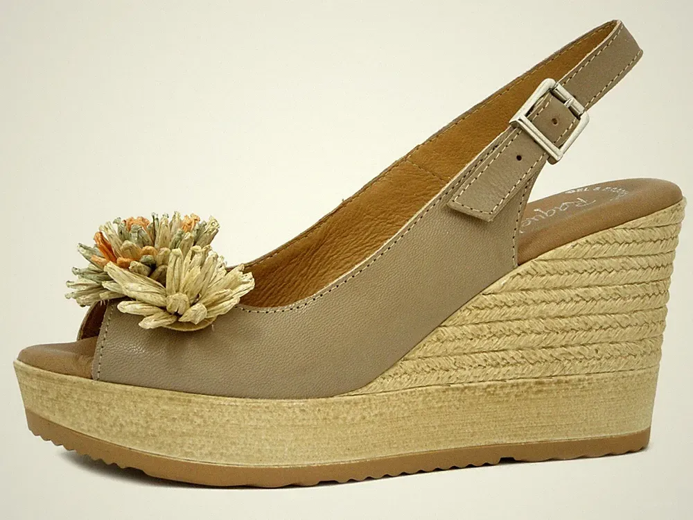 Damen Sandalen 40 Leder beige mit Blume hoher Keilabsatz und Plateau Raquel Perez
