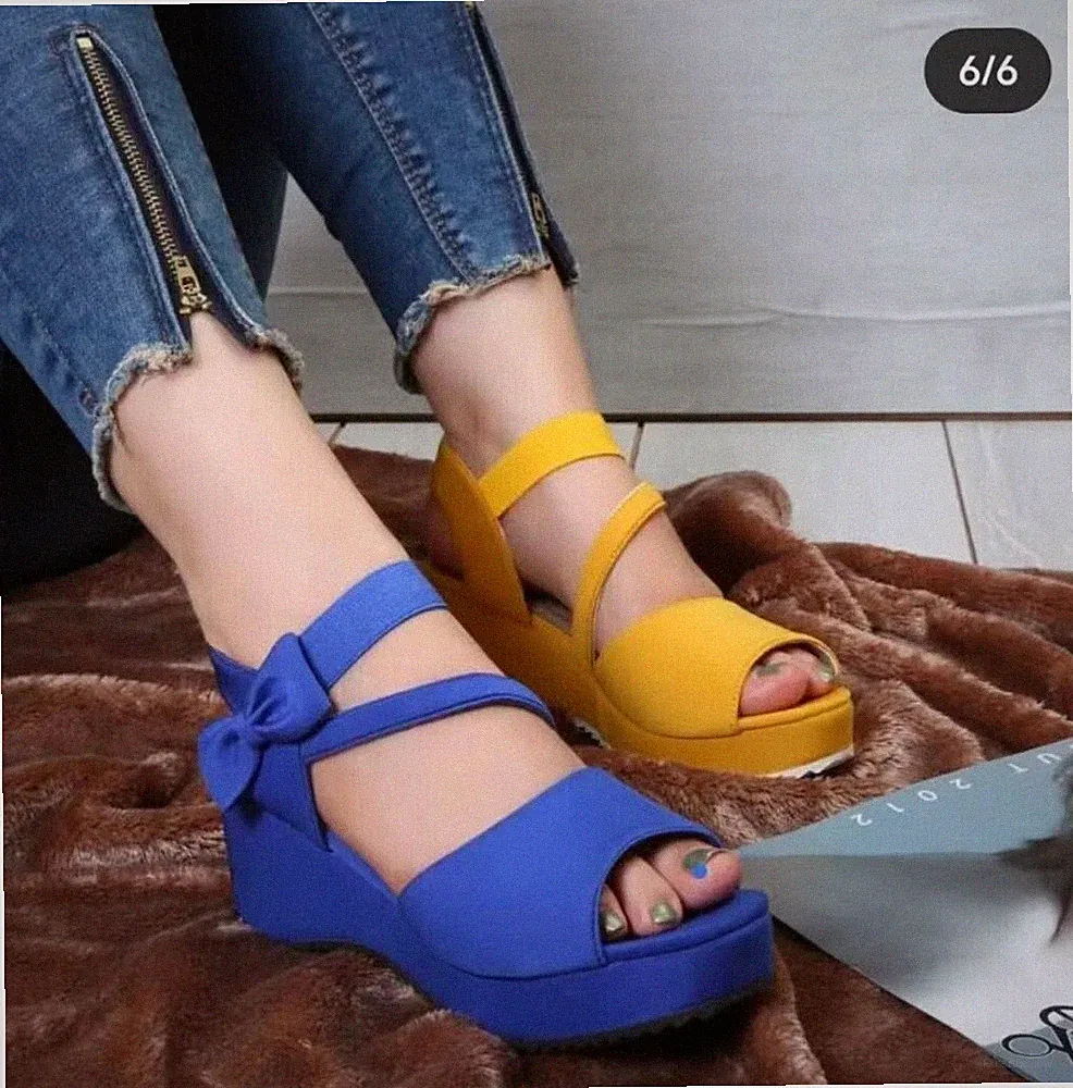Damen-Sandalen aus Wildleder mit Keilabsatz