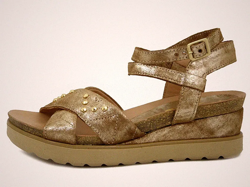 Damen Sandalen beige aus goldlaminiertem Leder mit Nieten mittlerer Keilabsatz und Plateau MJUS