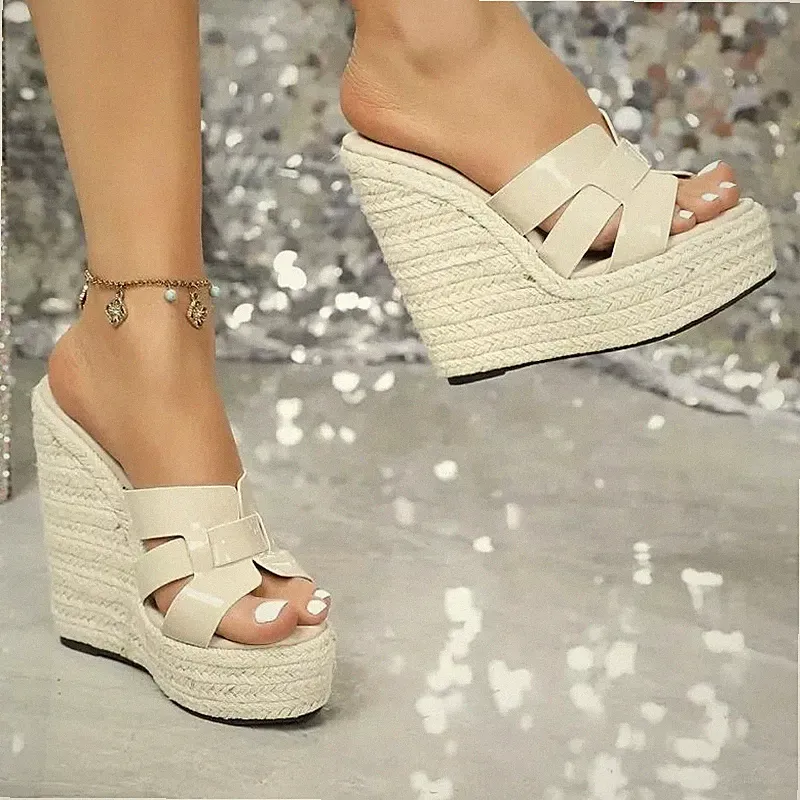 Damen Sandalen High Wedge Lack mit geflochtenen Bändern Plateau Beige CF70721