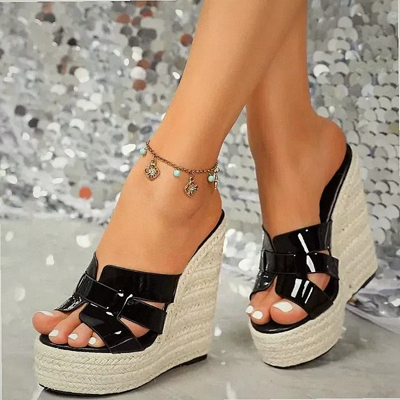 Damen Sandalen hoher Keilabsatz in Lack mit geflochtenen Bändern Plateau schwarz CF70721
