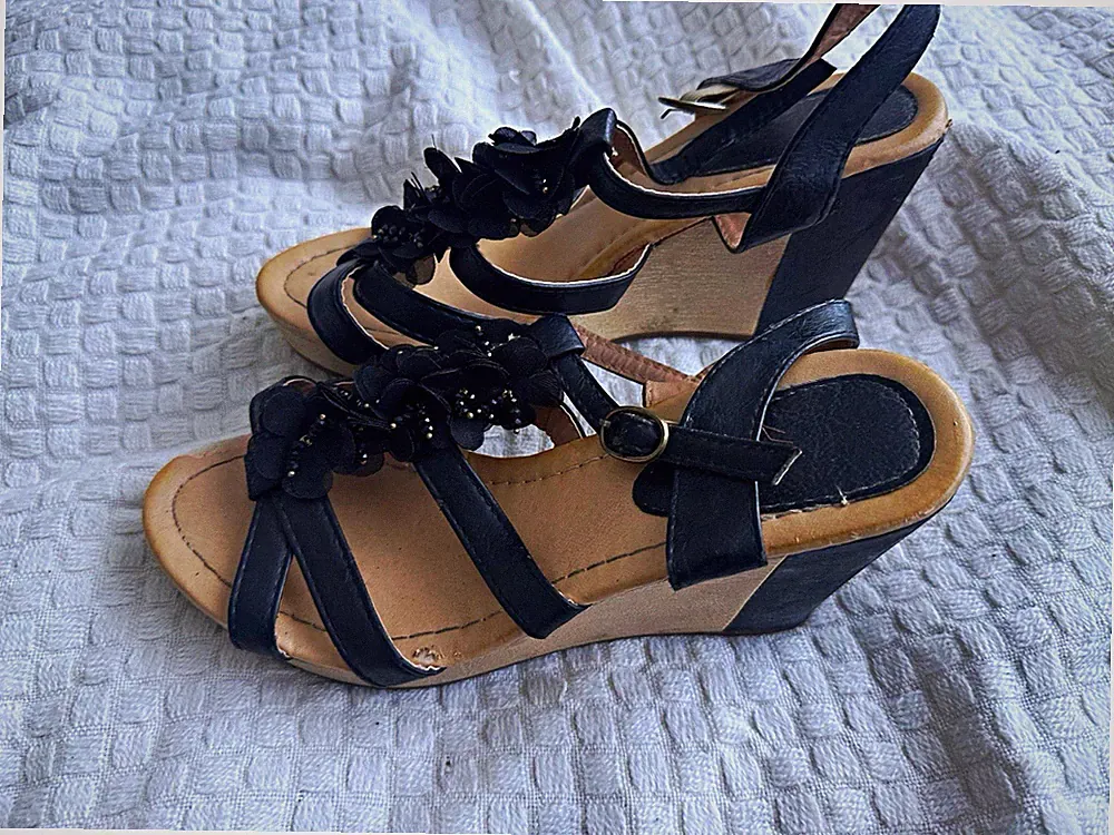 Damen Sandalen Keilabsatz mittel Riemchen Knöchelriemen Blumen EU 39