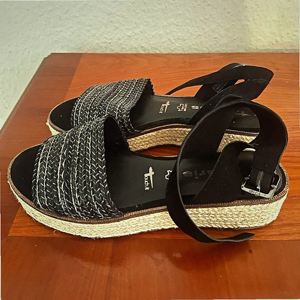 Damen Sandalen Keilabsatz mittel schwarz Vorderteil geflochtenen mit Riemchen, k