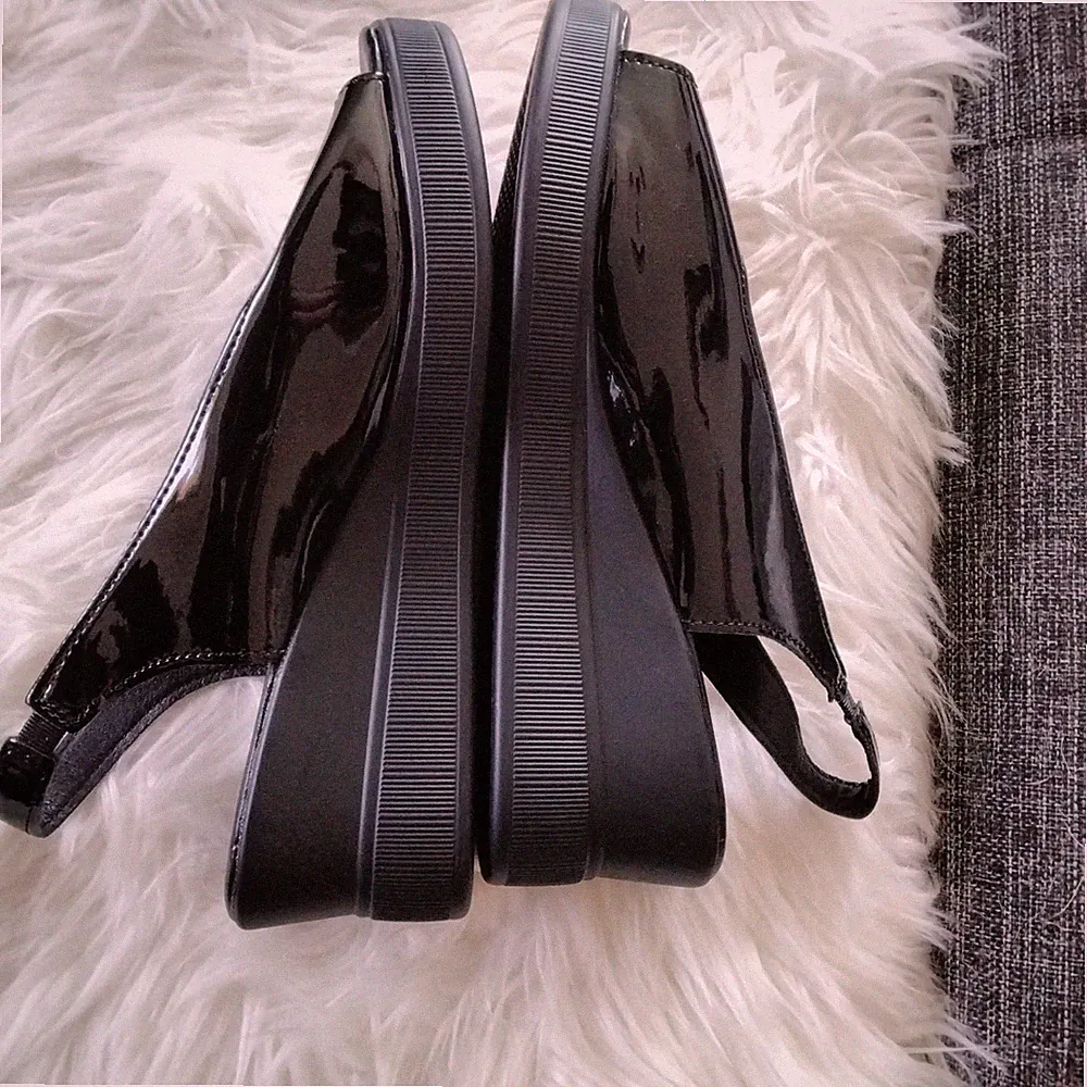 Damen Sandalen mit Keilabsatz aus schwarzen Lack Gr. 41 EU