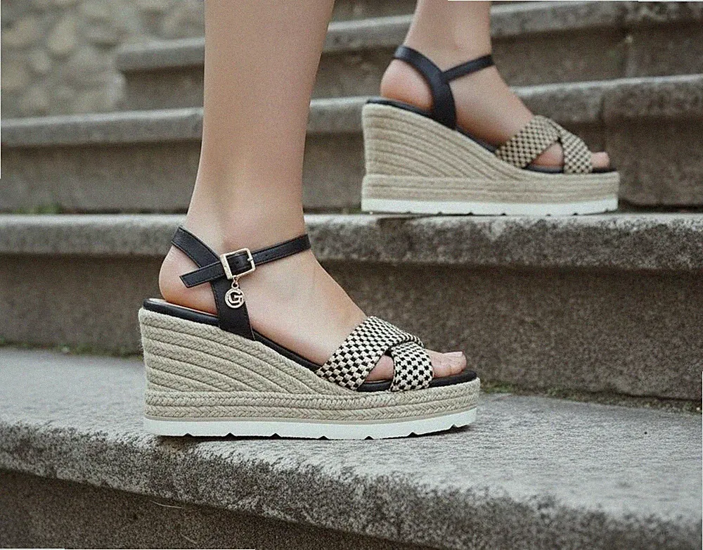 DAMEN SANDALEN SCHWARZ KEILABSATZ UND PLATEAU GK176 GOLD&GOLD LEDEREINLEGESOHLE