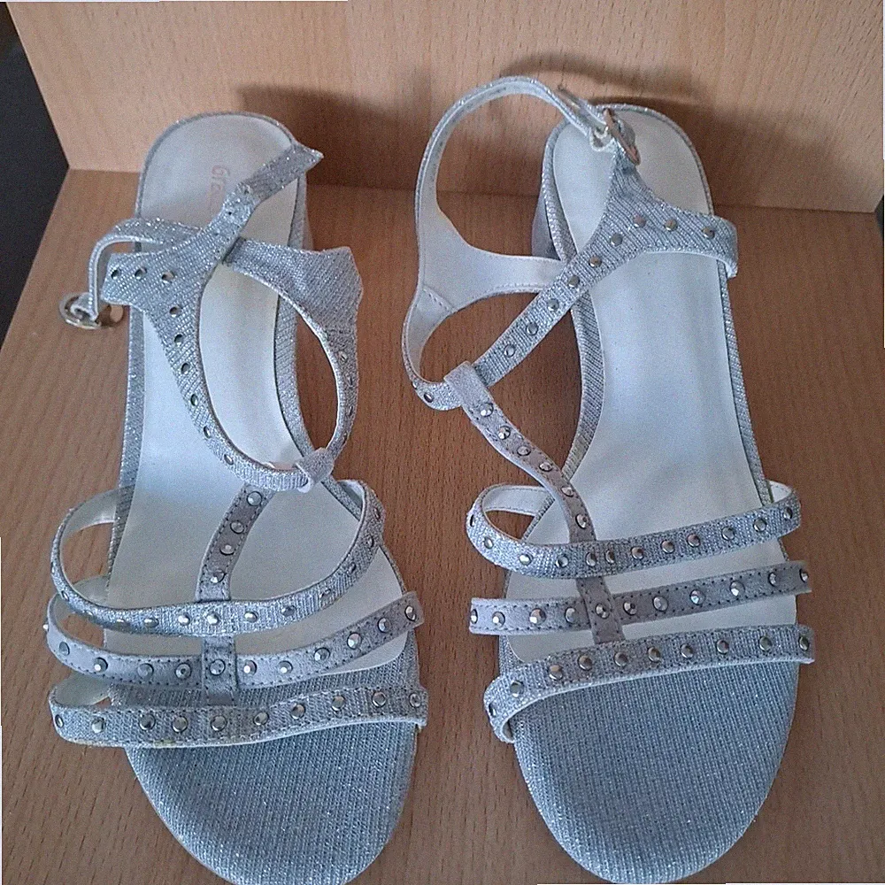 Damen Schuhe SandalettenSommerschuhe Gr. 38 Keilabsatz Silber mit Nieten Neu