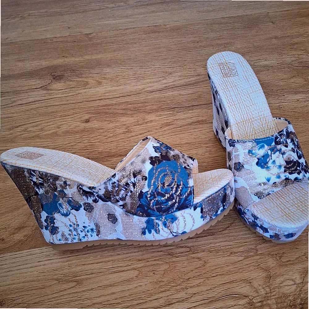 Damen Slip-On Sandalen Slipper Keilabsatz hoch mehrfarbig Blumen Glitzer