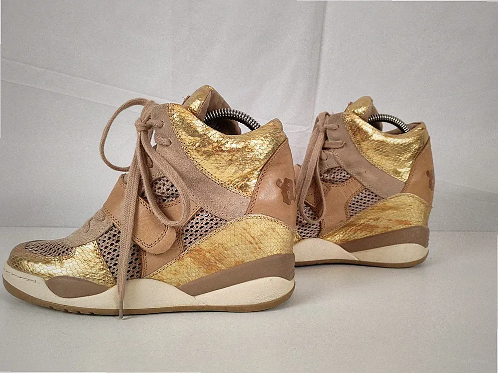 Damen Sneaker Wedge Keilabsatz Von A.s.n Größe 40. Gold. Gutem Zustand