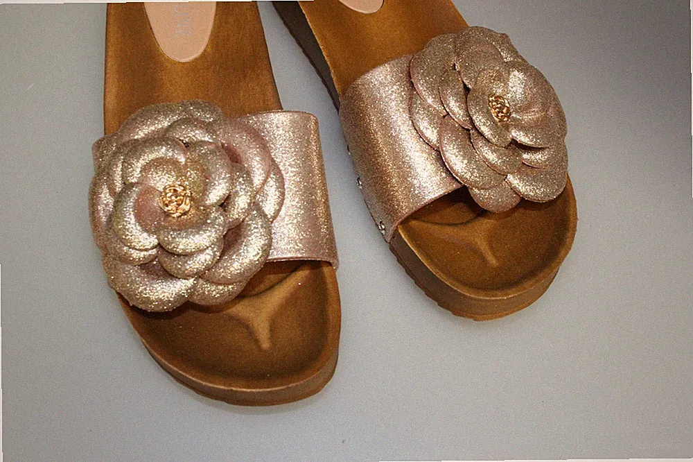 Damen Sommer Keilabsatz Sandalen Slipper Plateau Gold Glitzer Blume 4,5,6 Polster