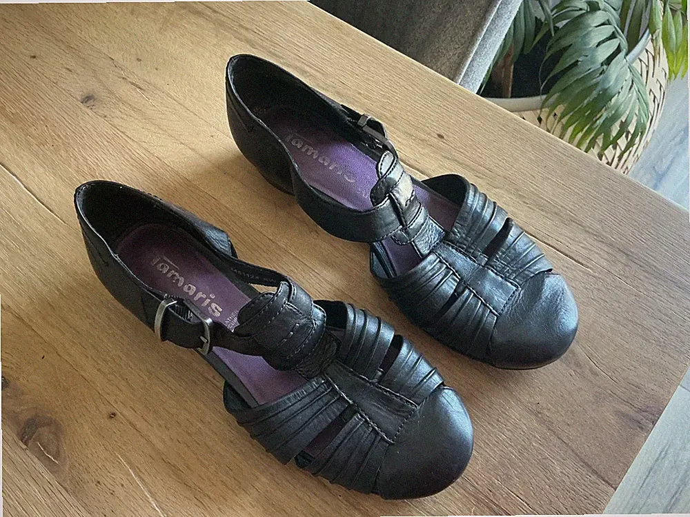 Damen Tamaris Sandalen Gr. 37 in schwarz Absatzhöhe 2,5 cm gut erhalten