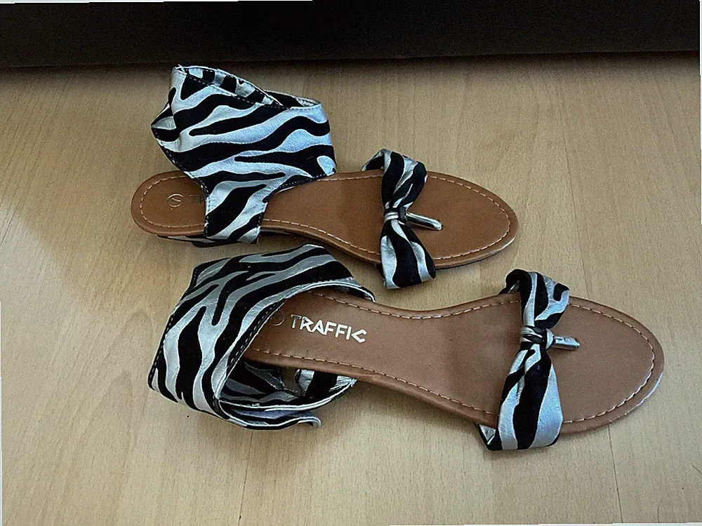 Damen Traffic Sandale mit Keilabsatz in Zebraoptik Gr. 7 (37 1/2)