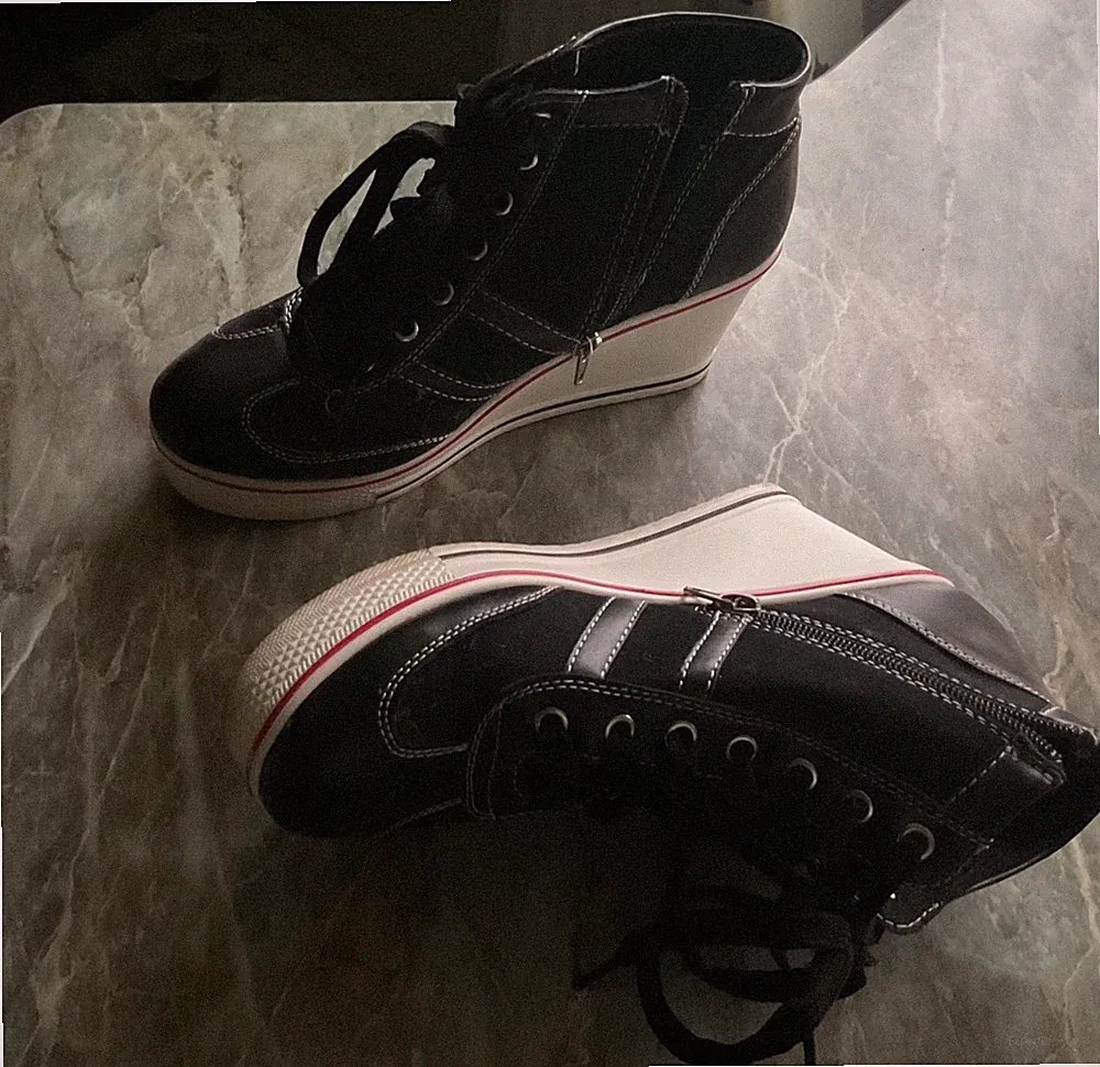 Damen Wedges s/w tolle Ziernähte, so gut wie neu, Gr.39, Keilabsatz 7,5cm