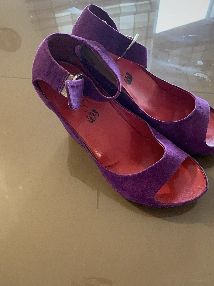 Damenschuhe gebr Gr 37 Sandaletten, lila Keilabsatz, kaum getragen Wildleder