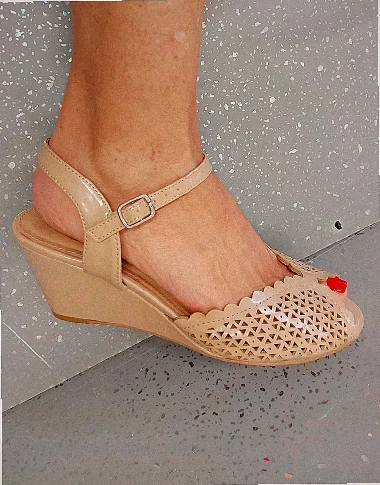 Damenschuhe Sandalen 6 beige Lackimitat zehenfrei mittelhoher Keilabsatz Knöchelriemen