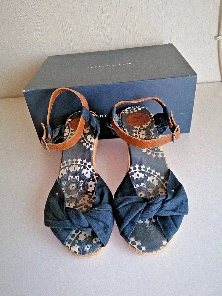 Damenschuhe Schuhe Sandalen mit Keilabsatz von Tommy Hilfiger Gr. 41 Neuwertig