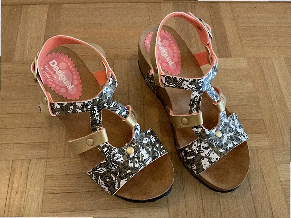 Desigual Sandalen GoldSchwarzWeiß Anissa Butterfly 2x getragen Top Zustand Gr 37