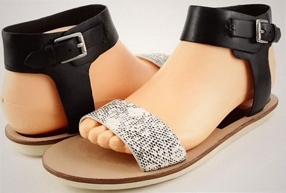Dolce Vita Naria Schwarz Weiß Leder Designer Knöchelriemen Sandalen Flach