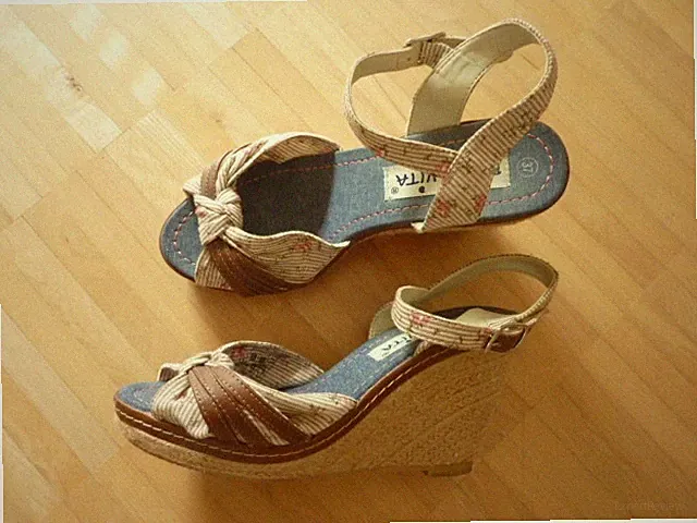 Dolce Vita Pumps Schuhe Gr. 37 verspielt mit Keilabsatz 9,5cm beige-braun