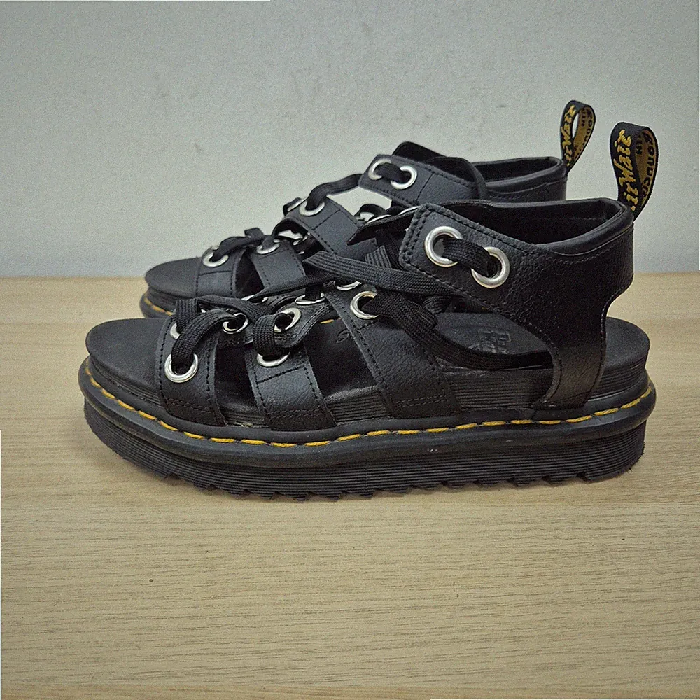 Dr. Martens Blaire Hardware Leder klobige leichte Plateau-Sandalen UK 6