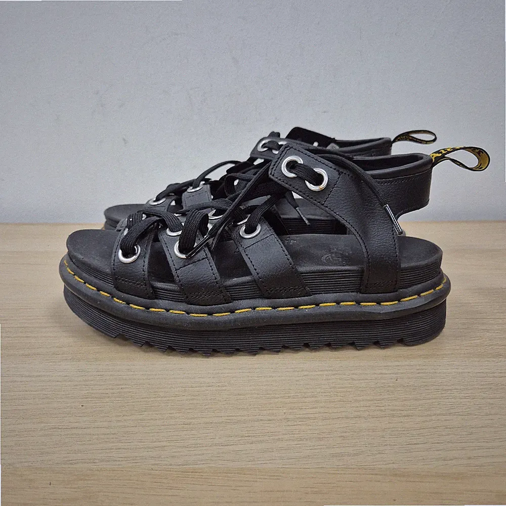 Dr. Martens Blaire Hardware leichte Leder-Plateausandalen UK 6,5