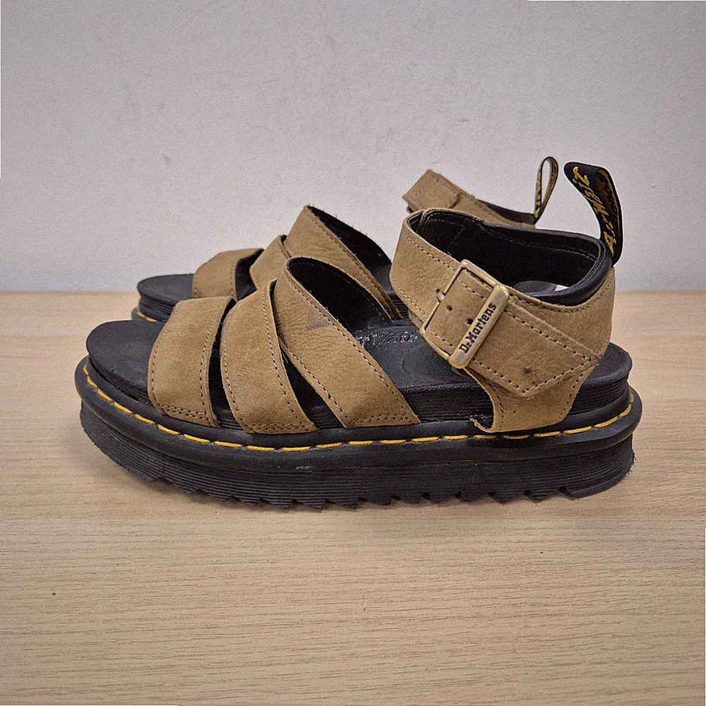 Dr. Martens Blaire olivgrüne klobige Plateau-Sandalen aus weichem Nubukleder UK 5