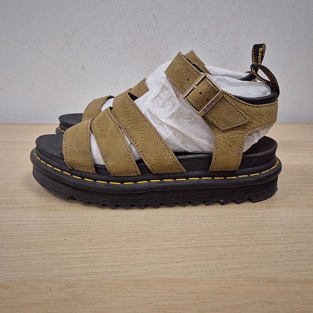 Dr. Martens Blaire olivgrüne klobige Plateau-Sandalen aus weichem Nubukleder UK 7