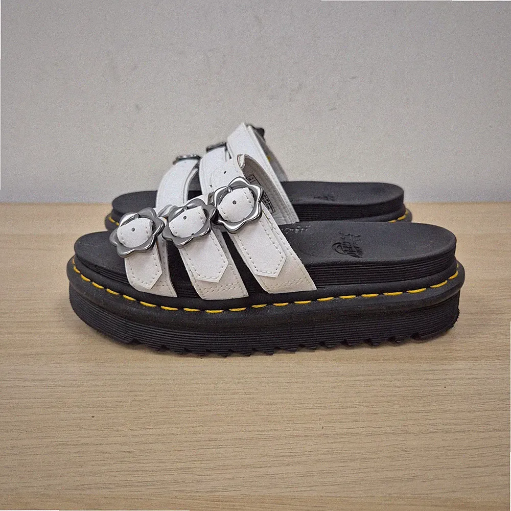 Dr. Martens Blaire Pantoletten weiß Leder klobig Plateau Blumen Schnalle Sandalen UK 4