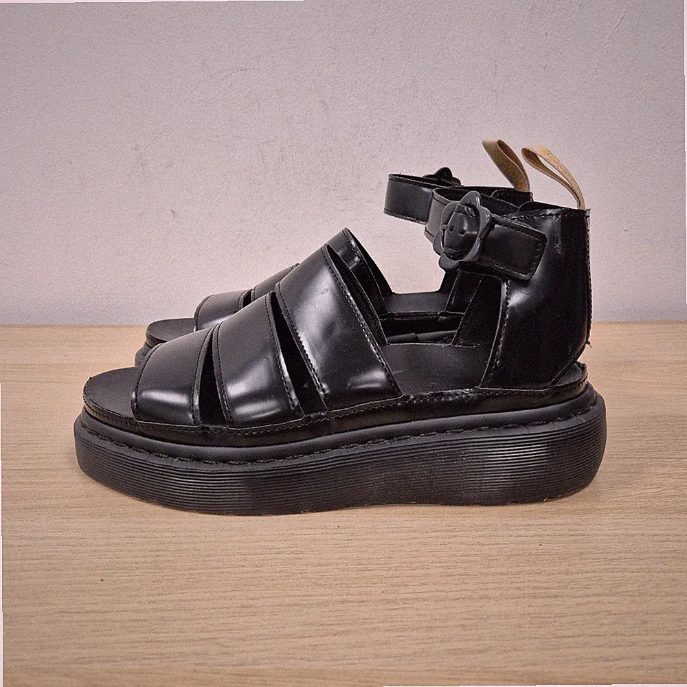 Dr. Martens Clarissa vegane Kunstleder Gladiator Blume Schnalle Sandalen Größe UK 6