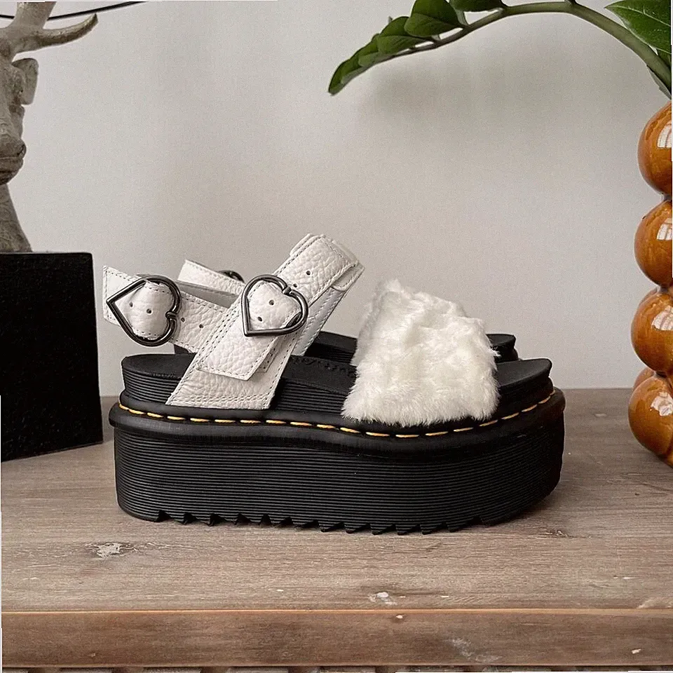 Dr Martens Voss Plateau Sandalen Quad Flauschig Weiß Kunstfell Herz UK 5 EU 38 US7