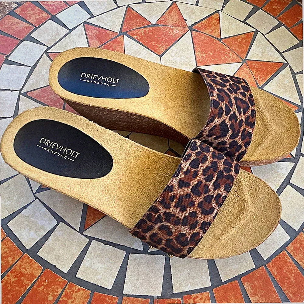 DREIHOLT Damen Mules Sandalen Keilabsatz Tierdruck Braun/Beige EU 38
