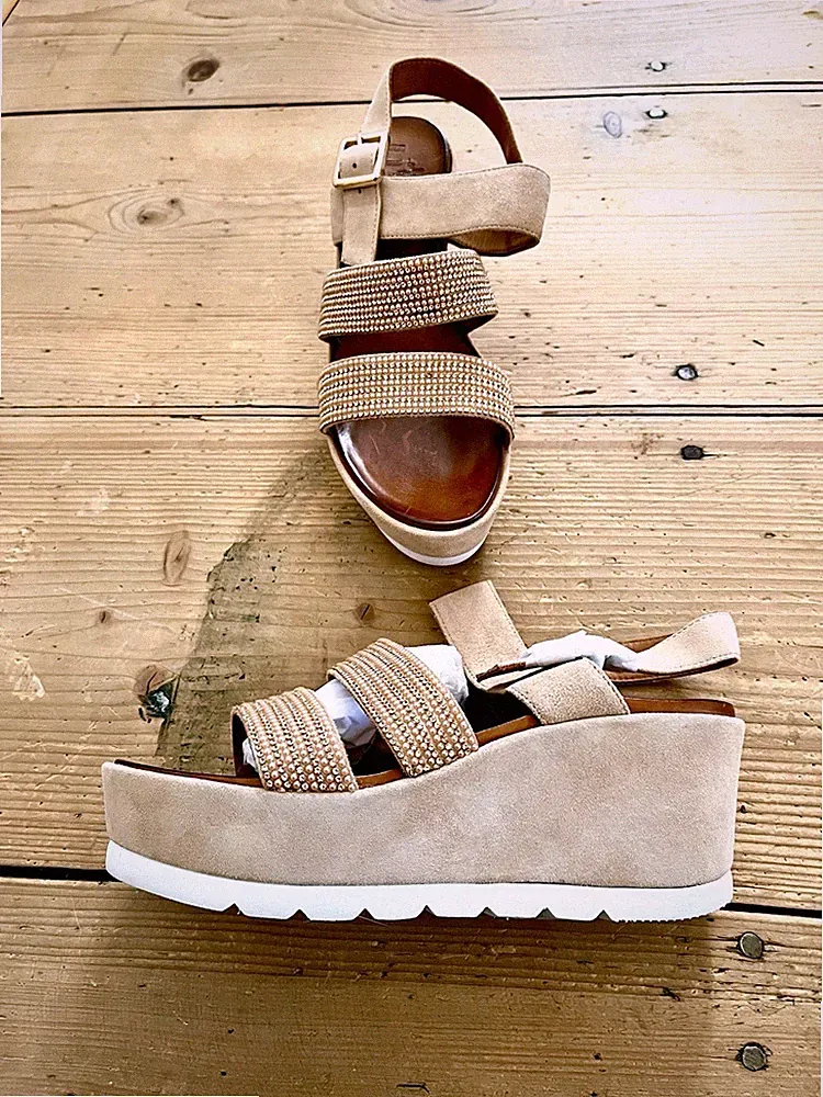 Elegante Plateau Sandalen, 8 cm Absatz, beige, aus Wildleder und Strassbesatz