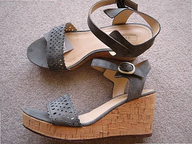 Esprit Keilabsatz Sandalen, 39, grau, super lässig...