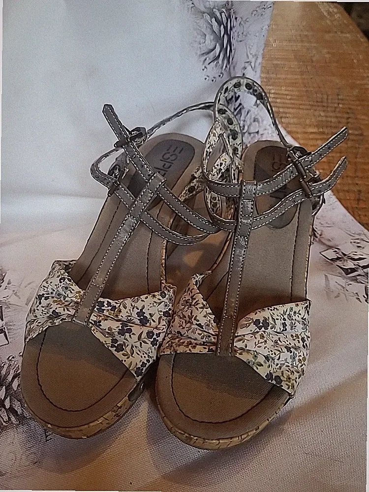 Esprit Sommer Schuhe Größe 40 Wurde 1x Getragen Keilabsatz Sandalen BLUMEN