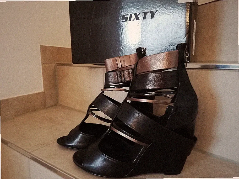 Extravagante Keilabsatz Sandalen Gr 38 Schwarz, Metallic " Miss Sixty" Neu