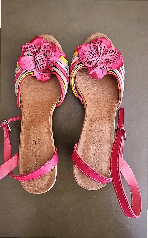 Farbenfrohe Leder-Sandaletten mit Blumen-Details & Keilabsatz